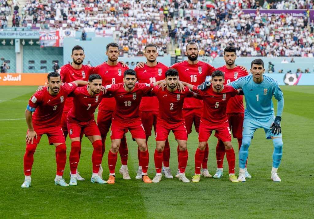 Игроки сборной Ирана в знак протеста не стали петь гимн своей страны перед матчем с Англией. Фанаты его освистали