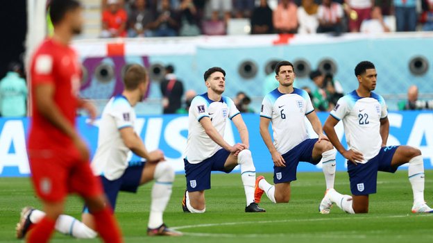 The Sun: в фан-зоне Дохи прервалась трансляция, когда сборная Англии преклоняла колено