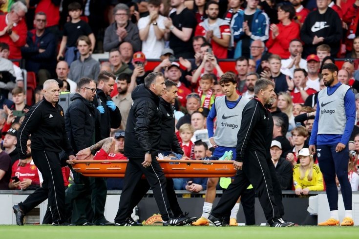Нападающий Манчестер Юнайтед Антони в слезах покинул поле на носилках после столкновения с защитником Челси Чалобой