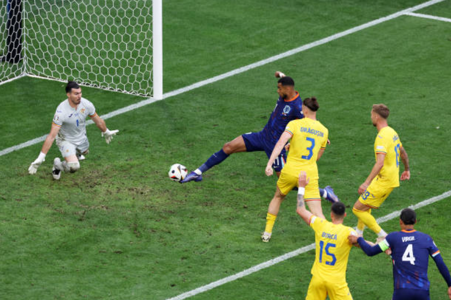 Нидерланды вышли в четвертьфинал Евро-2024, разгромив Румынию. Победный мяч на счету Гакпо