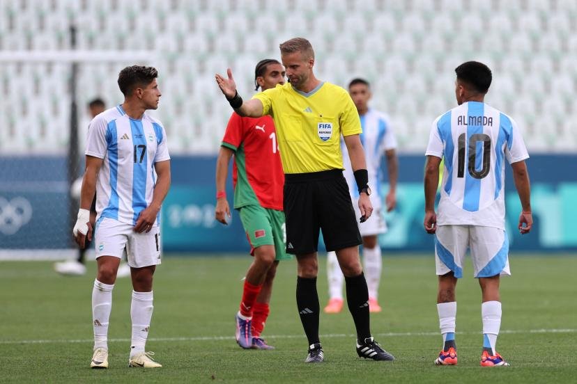 Матч Аргентина – Марокко на ОИ возобновят через 2 часа. Фанаты выбежали на поле и прервали игру, напав на футболистов