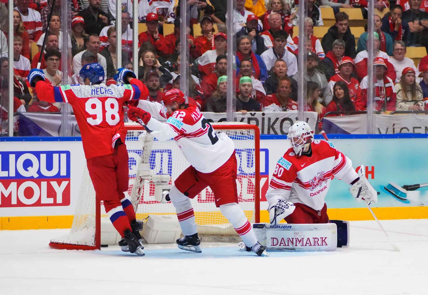 Чехия разгромила Данию