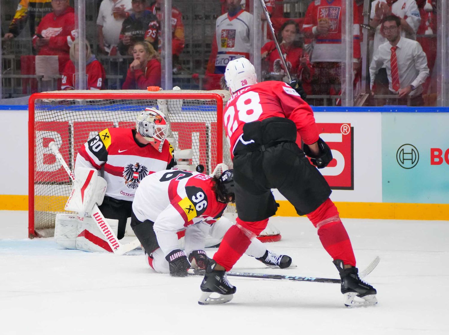 Швейцария всухую обыграла Австрию и вышла в полуфинал