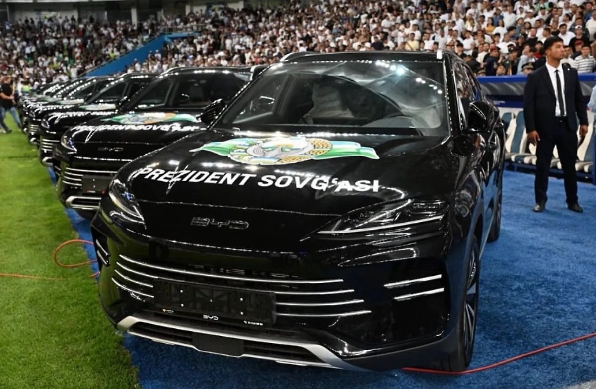 Игрокам и тренерам сборной Узбекистана подарили автомобили за выход на ЧМ-2026
